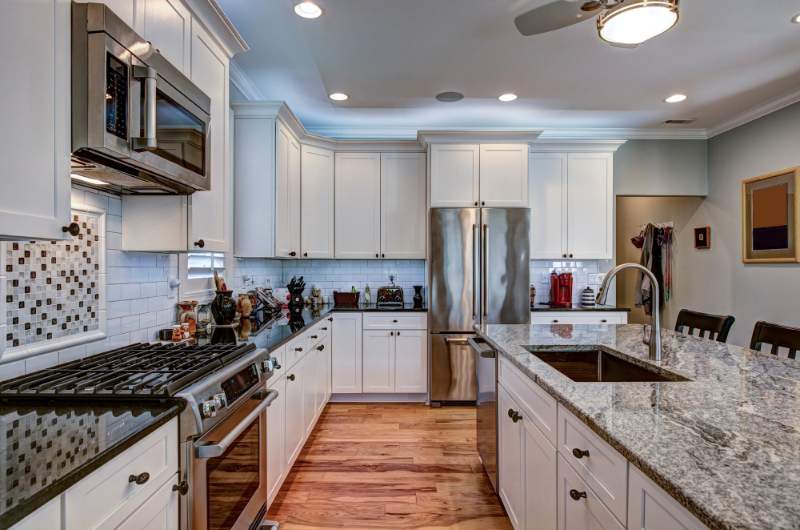 high-end-luxury-kitchen-with-granite-countertops